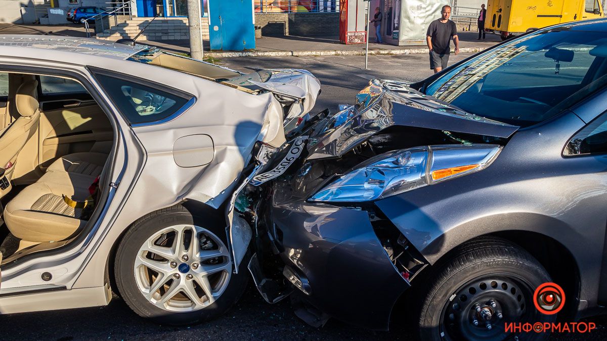 В Днепре на Набережной Победы столкнулись Nissan и Ford: женщину и 7-летнего ребенка забрала скорая