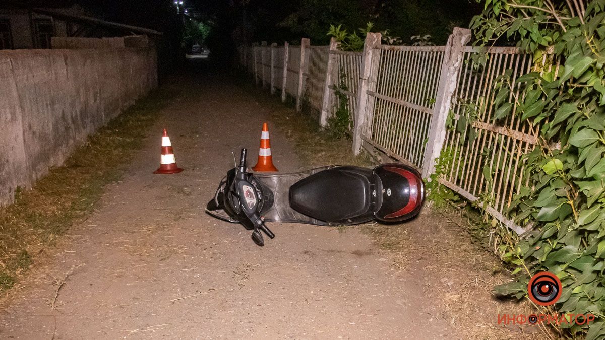 В Днепре на Веры Миляевой мотороллер сбил инспектора полиции