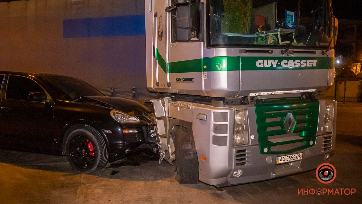 В Днепре на Сичеславской Набережной столкнулись Porsche и фура: пострадали 2 человека