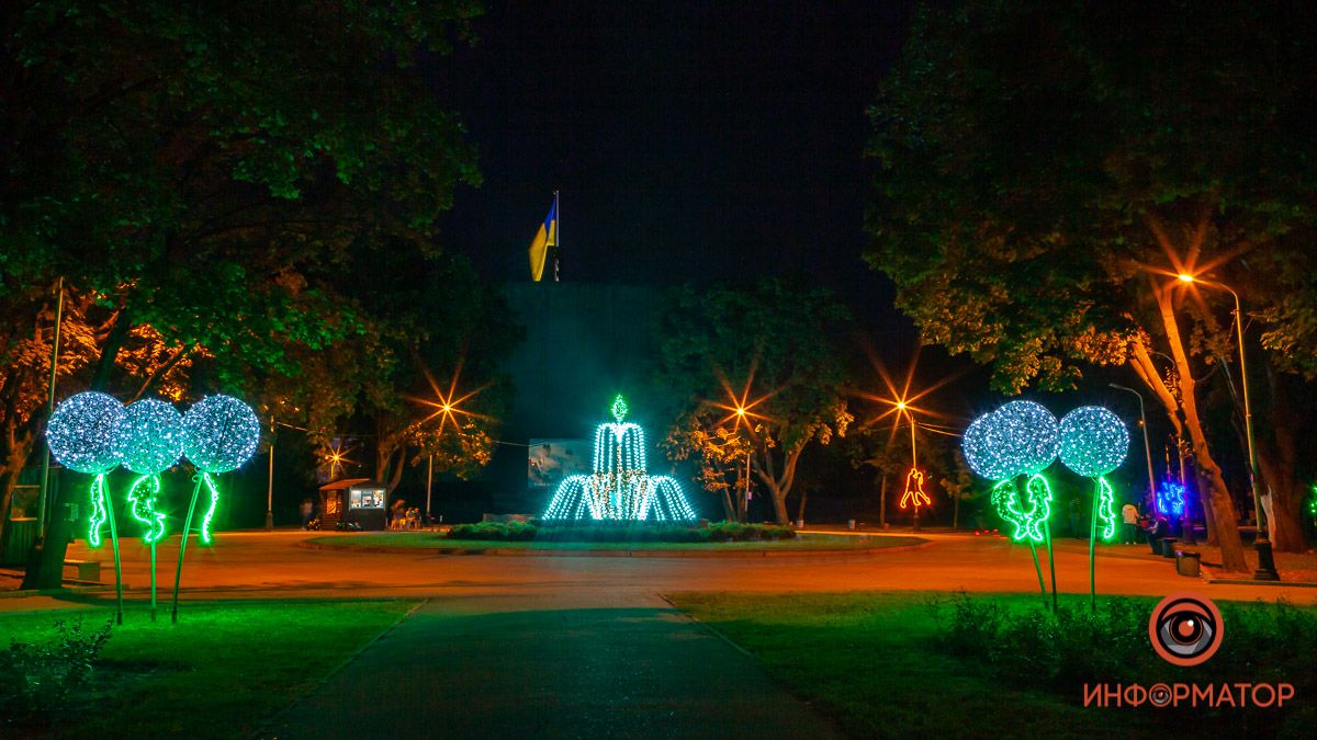 Как в Днепре выглядит сквер имени Ивана Старова ночью