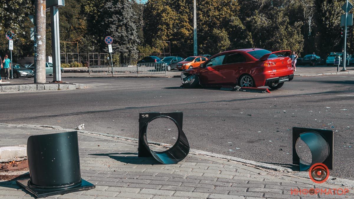 В Днепре на Гагарина Mitsubishi ударил Volkswagen и врезался в светофор: появилось видео