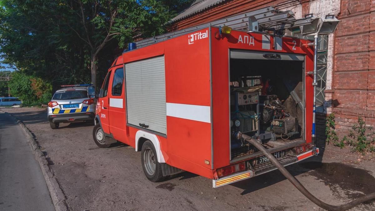 В Днепре на Щепкина горел дом: пожарные вывели мужчину из огня