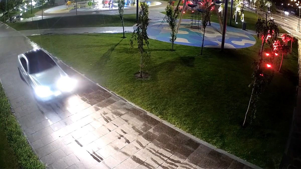 Ночью в Днепре автомобиль катался по тротуарам и газонам парка Прибрежный