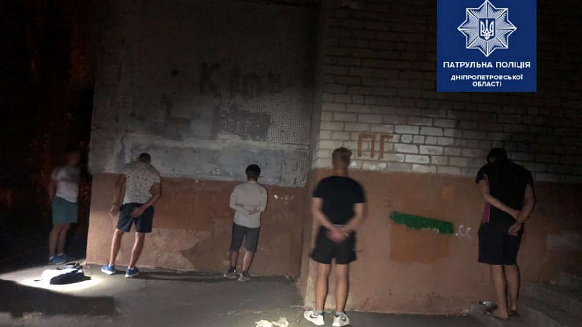 В Днепре на Тополе-2 группа молодых людей попыталась ворваться в школу