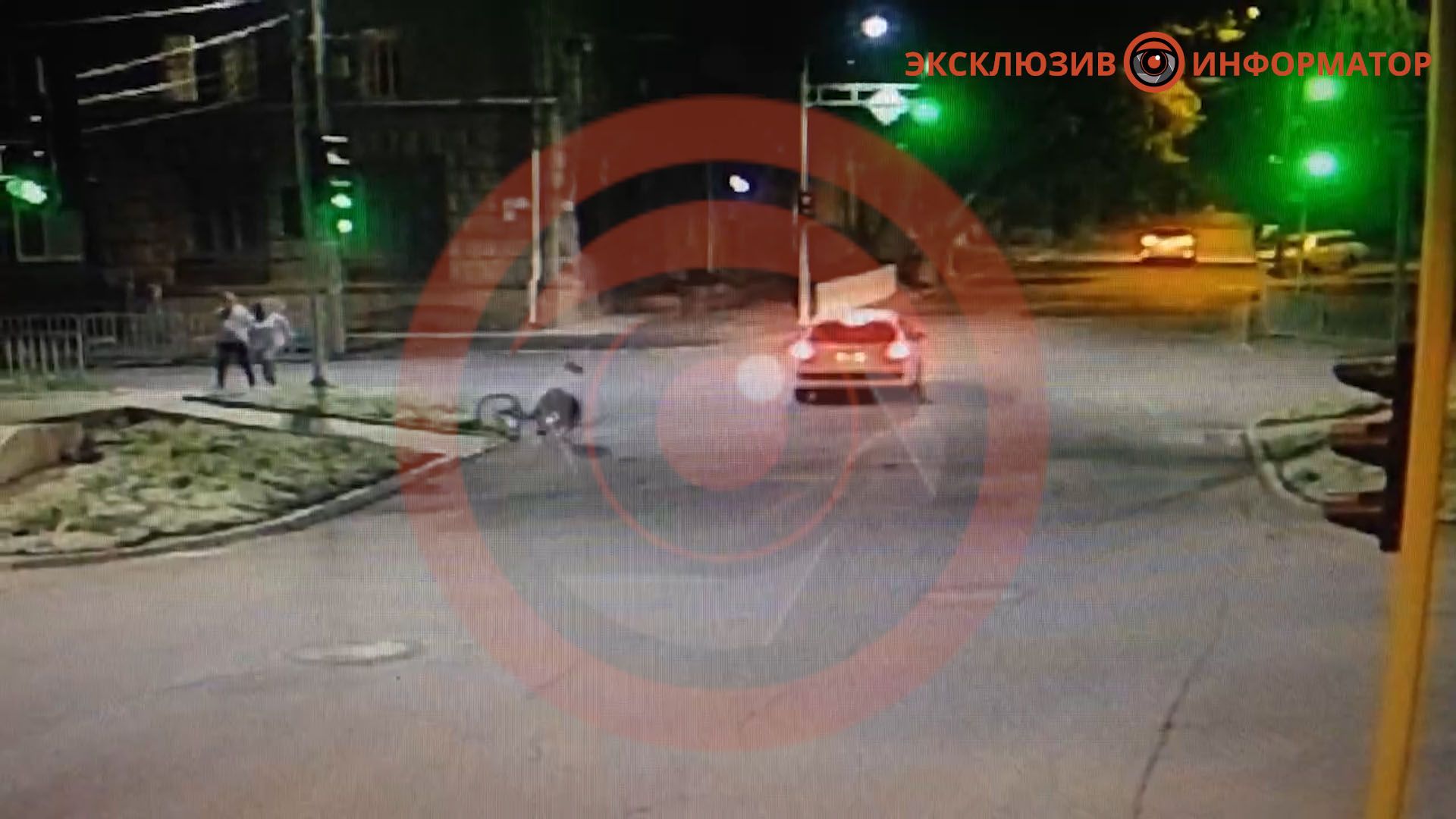 В Днепре на Паторжинского Peugeot "подрезал" велосипедиста: видео момента ДТП