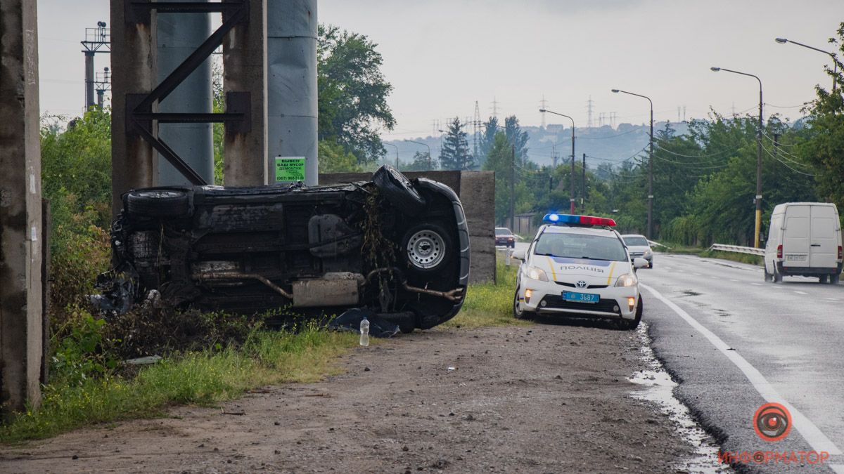 В Днепре на Гаванской перевернулся Hyundai: мужчину забрала скорая