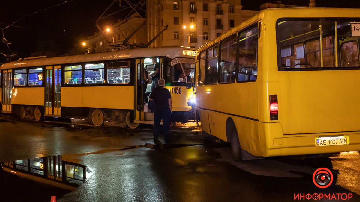 В Днепре возле вокзала автобус с пассажирами врезался в трамвай: появилось видео