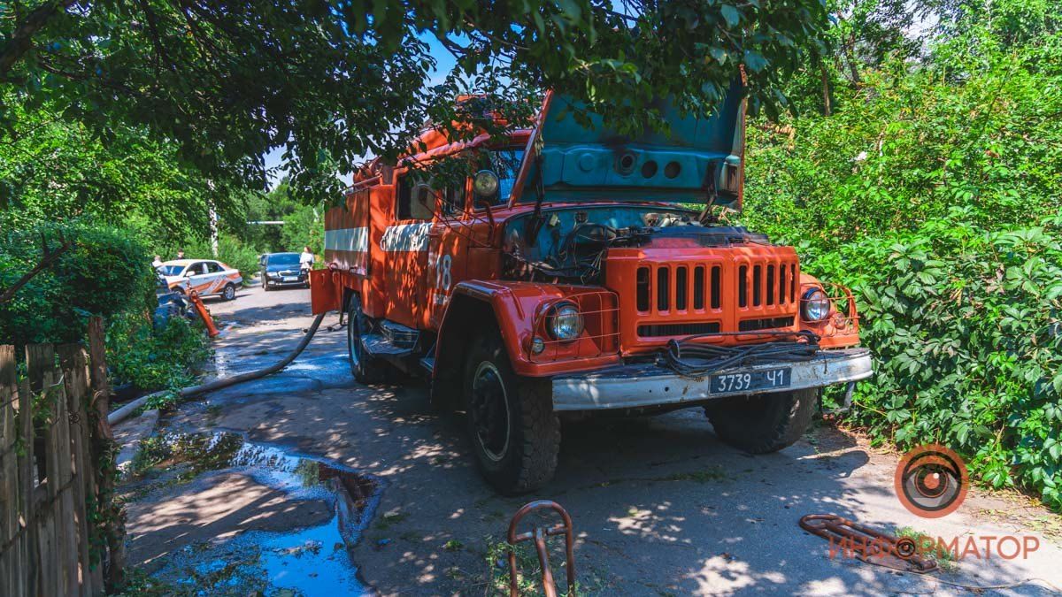 В Днепре на проспекте Богдана Хмельницкого сгорел частный дом