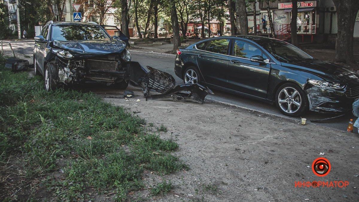 В Днепре на Гладкова столкнулись Hyundai и Ford