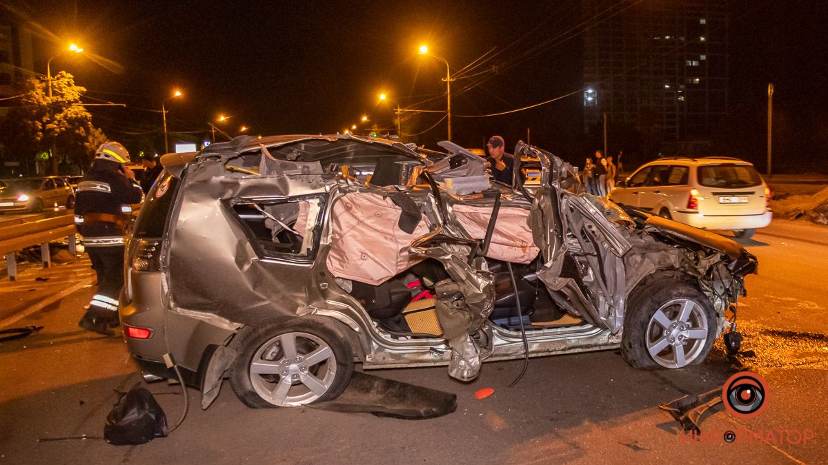 В Днепре на Набережной Победы Mitsubishi въехал в разделительное ограждение и перевернулся: есть погибшие