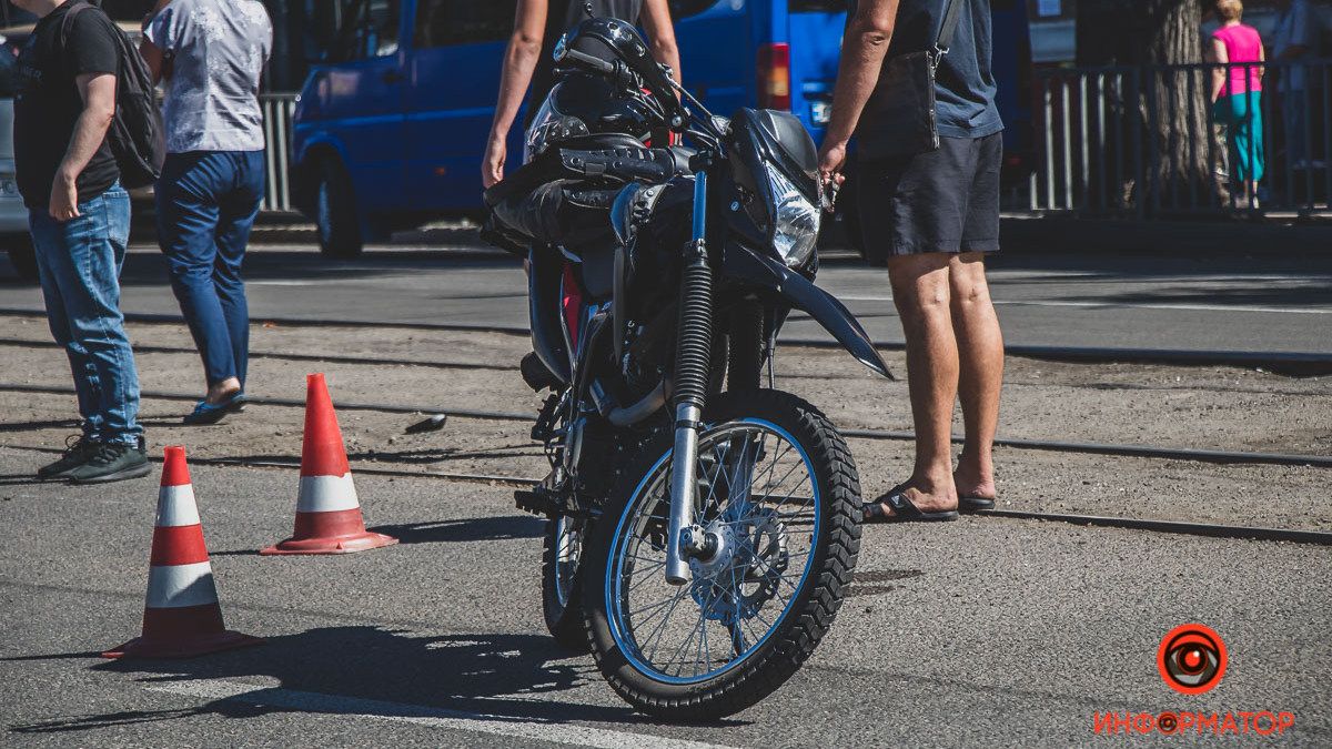 В Днепре на проспекте Богдана Хмельницкого возле «Терры» мужчина попал под колеса мотоцикла: видео момента ДТП