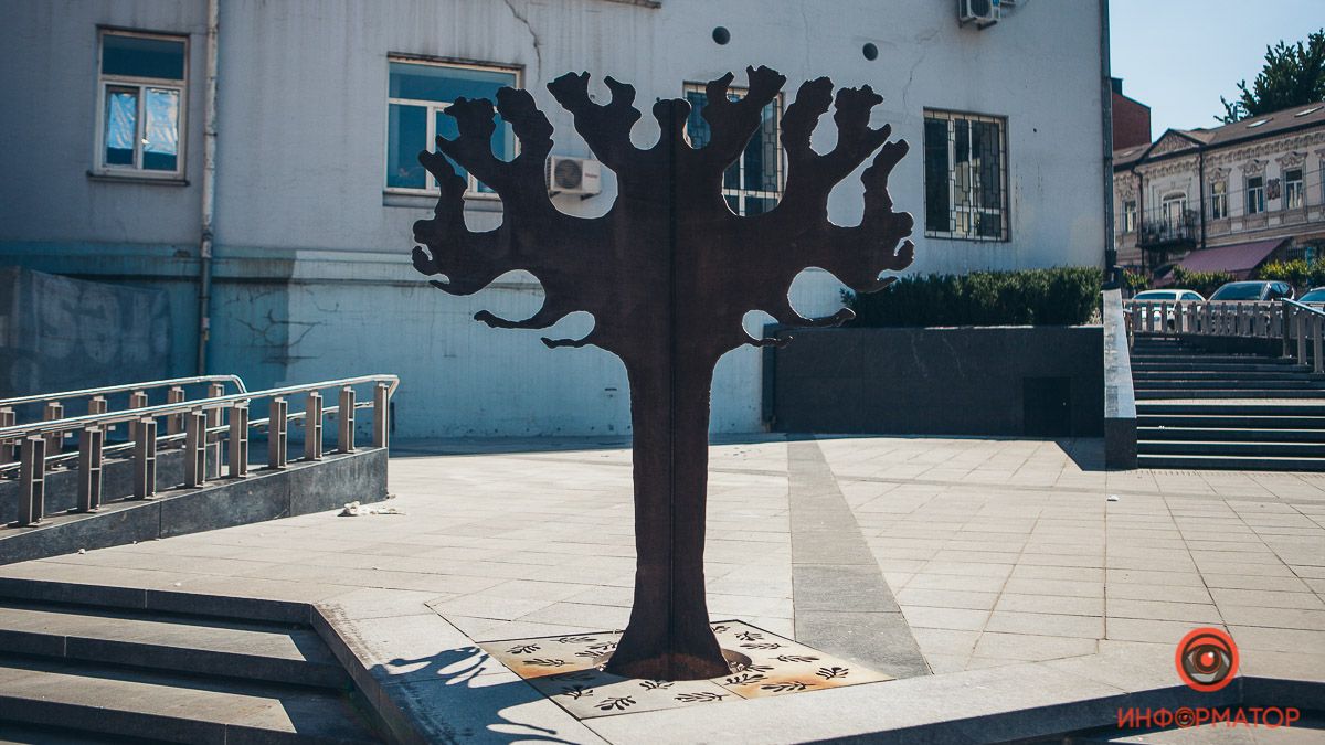 В Днепре на Короленко установили металлическое дерево