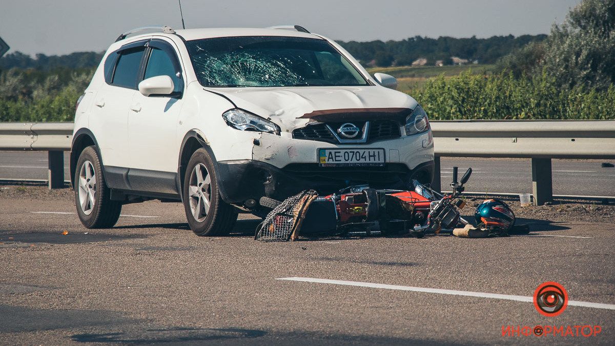 Под Днепром на Полтавском шоссе Nissan сбил мопедиста: мужчина умер в больнице