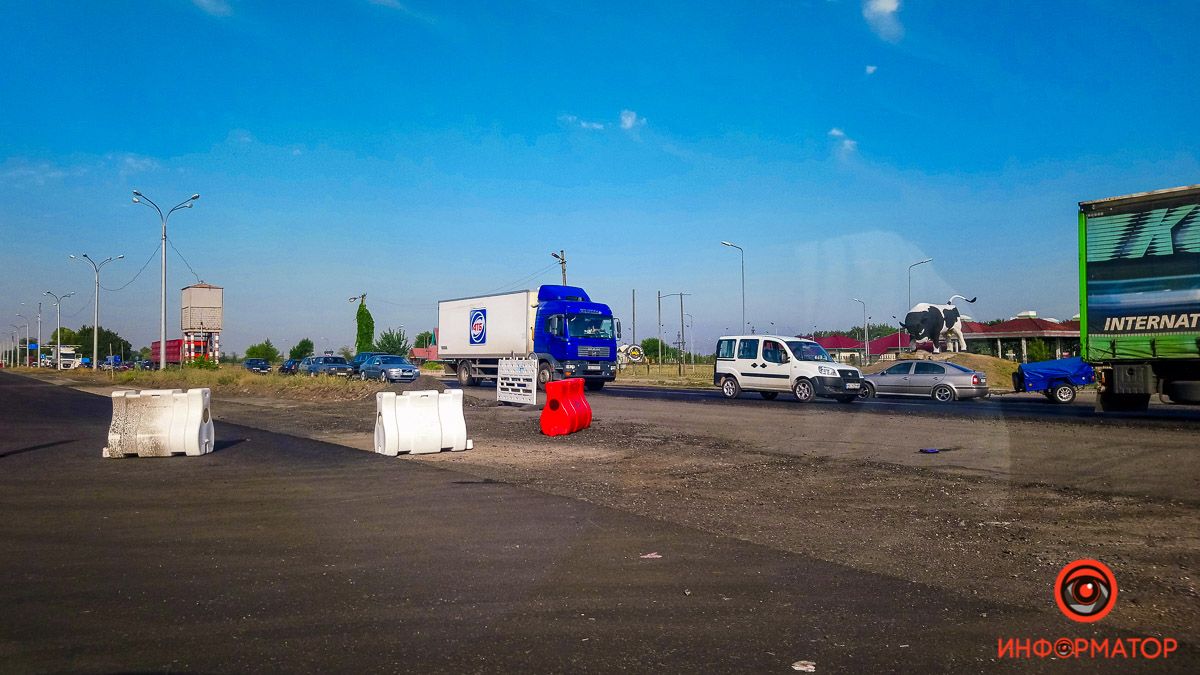 На трассе Днепр-Кривой Рог из-за ремонта перекрыли половину дороги: пробки тянутся на километры