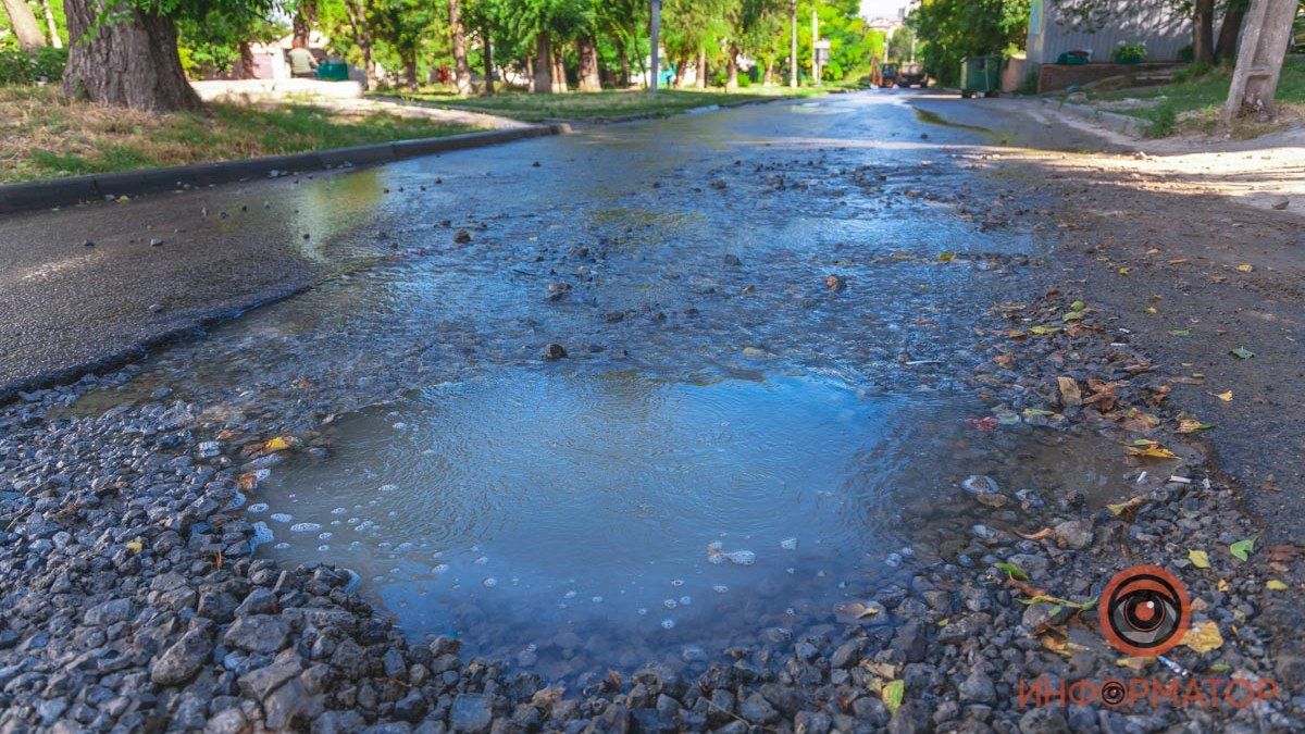 В Днепре на Канатной прорвало трубу: улицы заливает водой