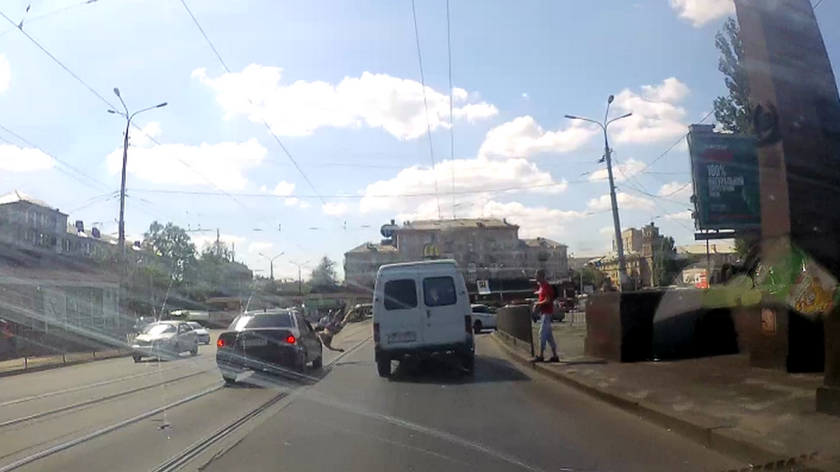 В Днепре на Старомостовой площади Mitsubishi сбил мужчину: видео момента