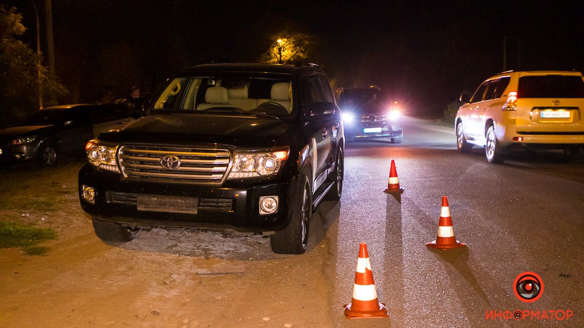 В Днепре на Широкой Toyota зацепила девочку: пострадавшую госпитализировали