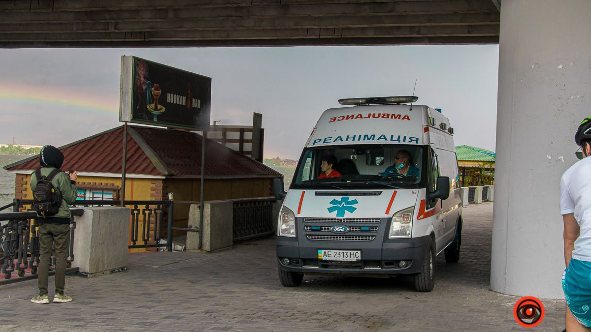 В Днепре полицейские бросились в воду и спасли тонущего мужчину