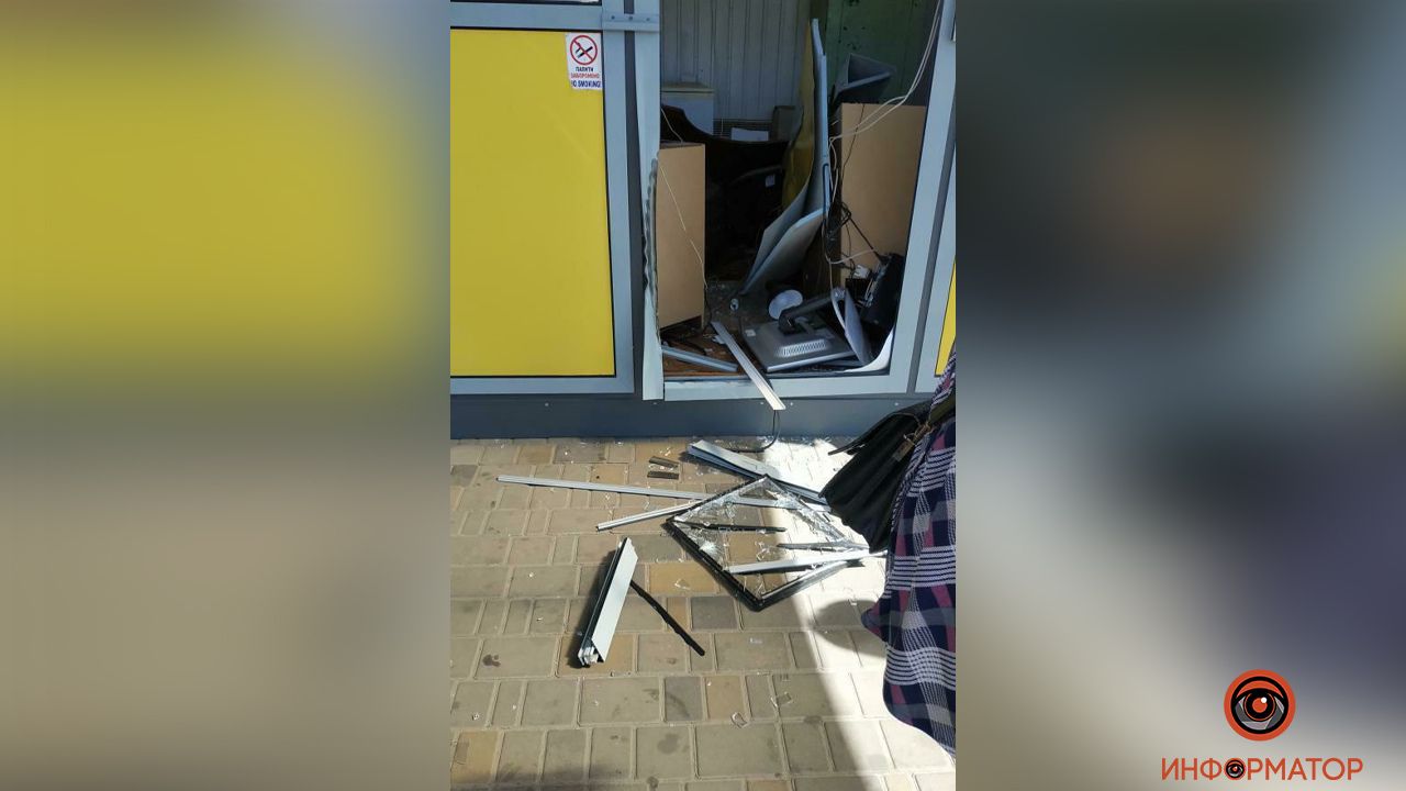 В Днепре возле "Нашей Правды" колесо фуры влетело в автостанцию