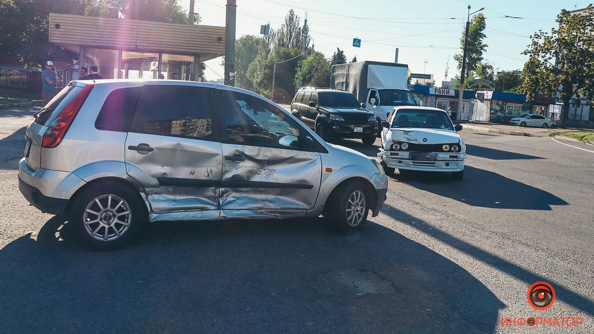 В Днепре на проспекте Свободы столкнулись Ford и BMW