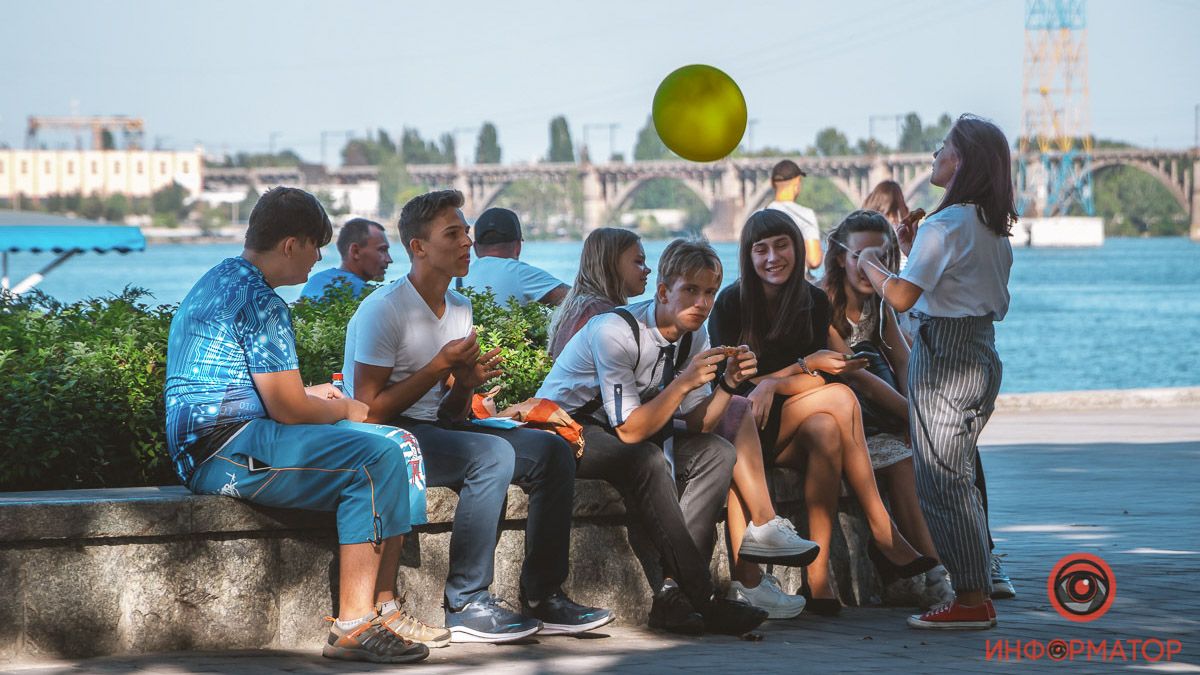Как школьники и студенты отмечали 1 сентября в Днепре