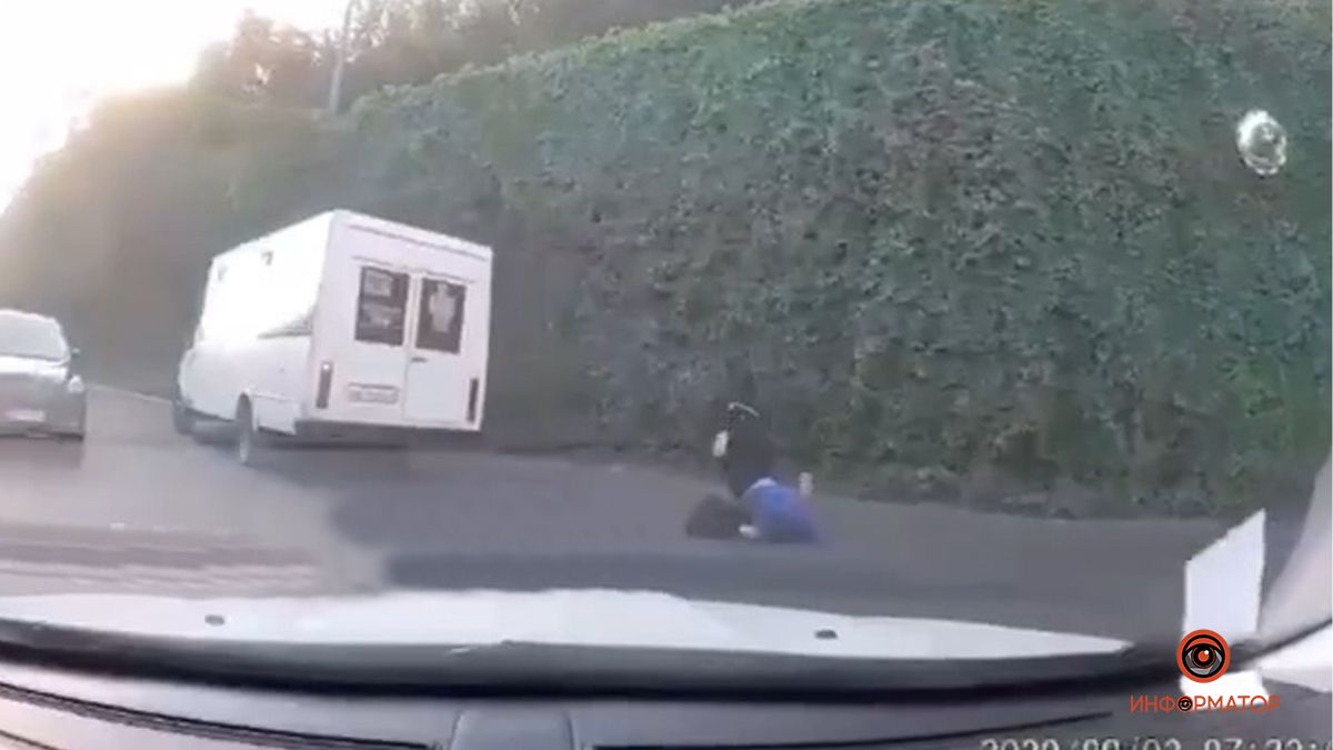В Днепре мужчина на ходу выпал из маршрутки: появилось видео