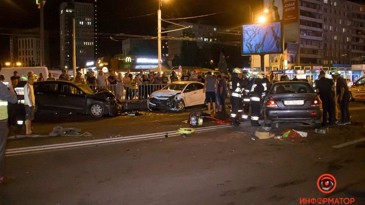 В Днепре на Слобожанском столкнулись Mitsubishi, Nissan и Hyundai: видео момента ДТП