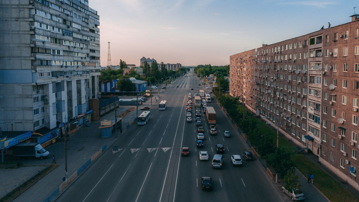 В Днепре на Слобожанском проспекте мужчина сильно поругался со знакомым и ударил его ножом