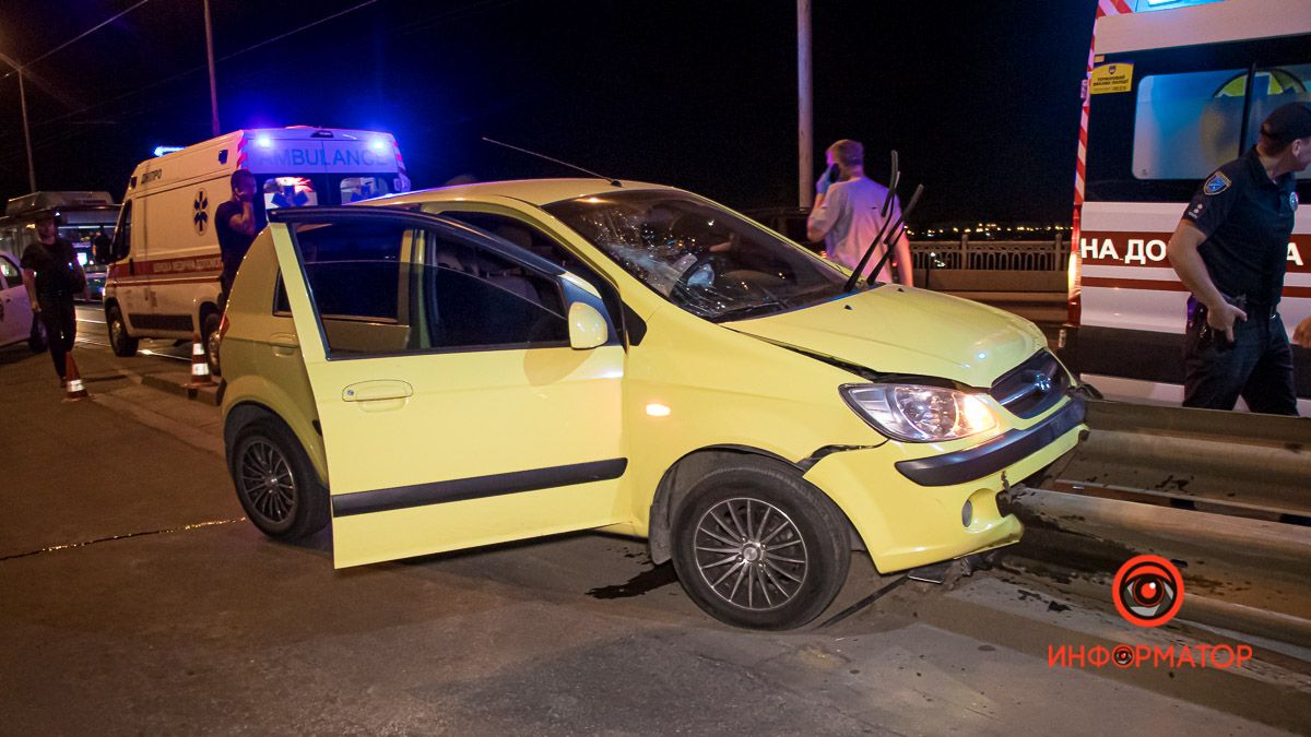 В Днепре на Амурском мосту Hyundai врезался в отбойник: пострадали 2 женщины и 2 ребенка