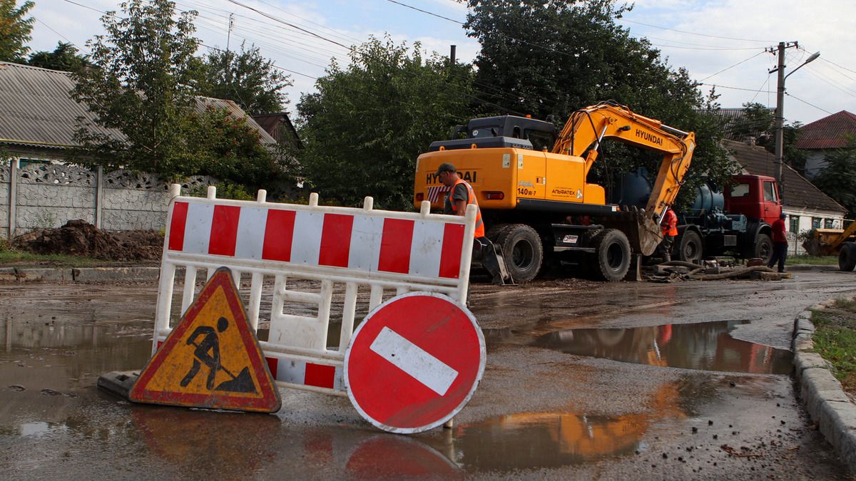 В Днепре на Гвардейской прорвало трубу: проезд перекрыт