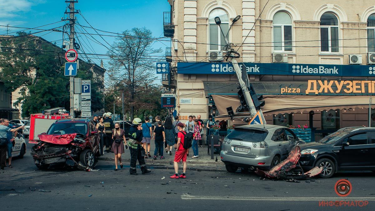 В Днепре на Сечевых Стрельцов Lexus столкнулся с Ford и врезался в столб: двух пострадавших забрала скорая