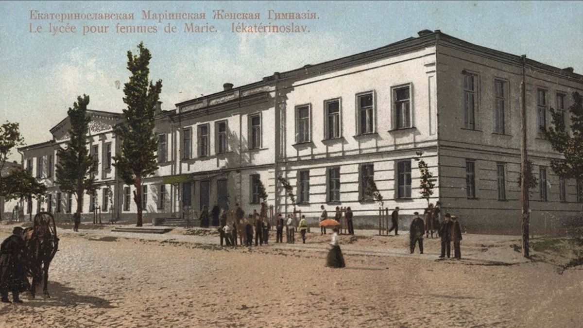 Каким было первое учебное заведение для девочек в Приднепровье