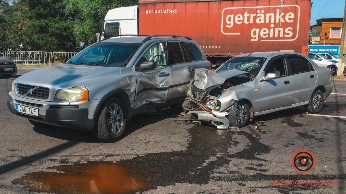В Днепре у заправки "Юкон" столкнулись Daewoo и Volvo: видео момента