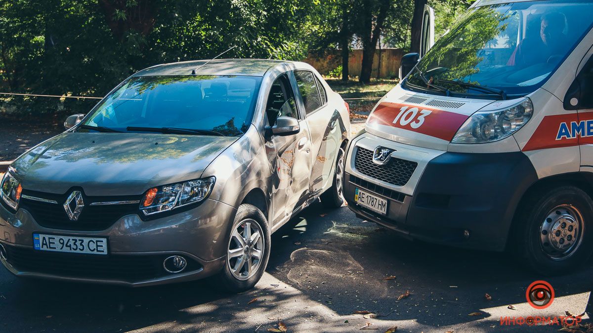 В Днепре на Щербаня столкнулись Renault и скорая