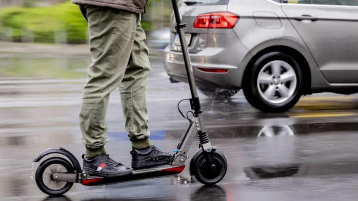 В Днепре мужчина на глазах у хозяина пытался угнать со двора дома самокат