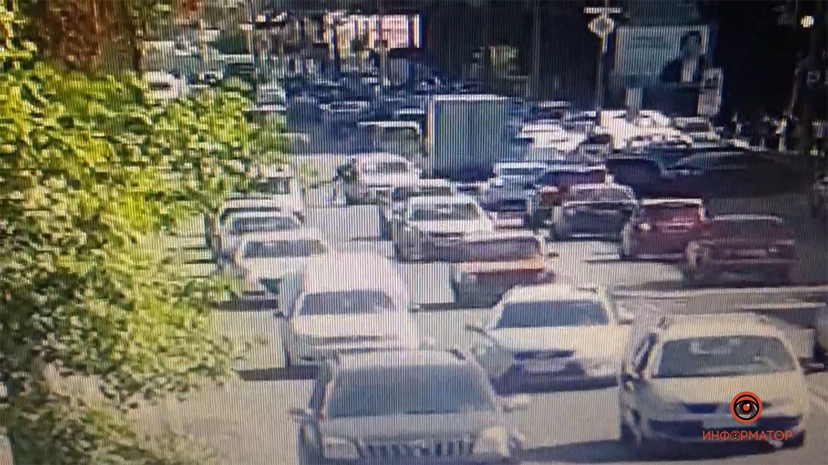 В Днепре на Сичеславской Набережной мужчина бросился под колеса Ford: видео момента
