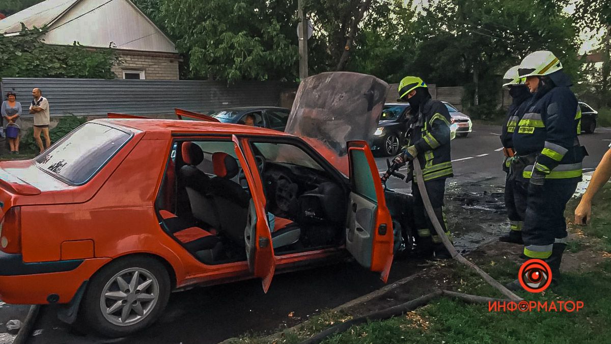 В Днепре на Тихвинской загорелась Dacia