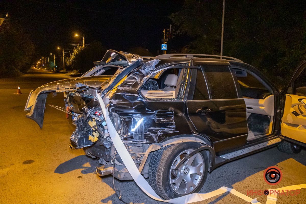 В Днепре на перекрестке Образцова и Байкальской грузовик столкнулся с BMW X5: появилось видео момента аварии