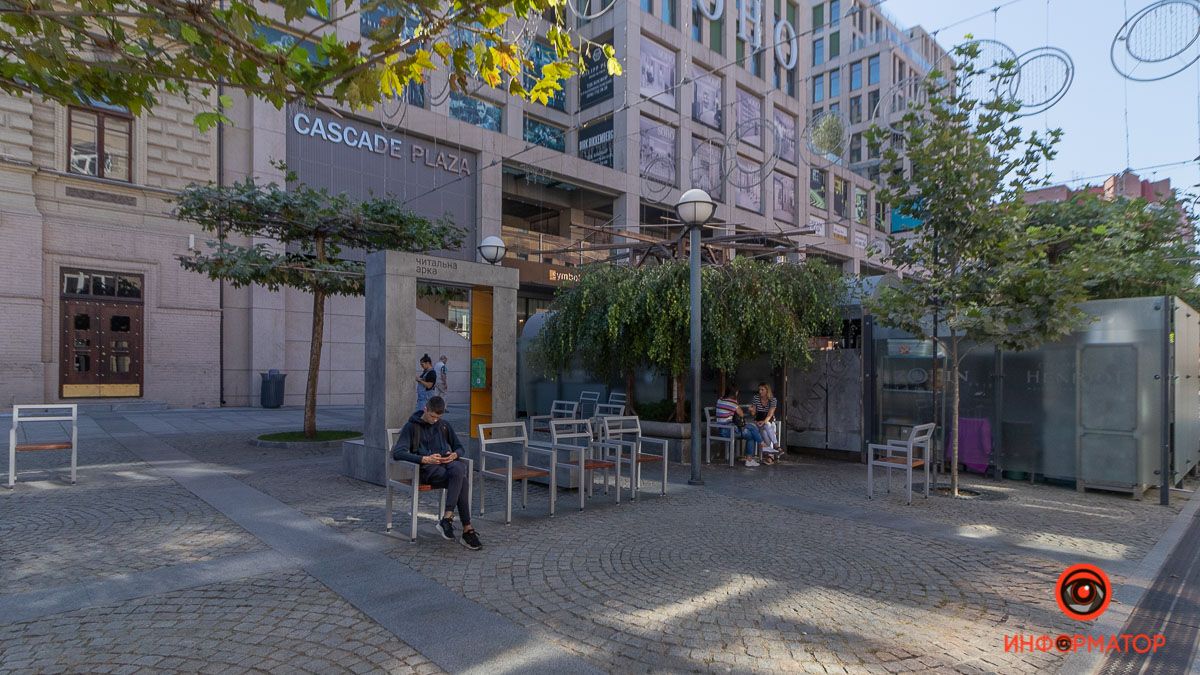 В Днепре на Екатеринославском бульваре появились 40 стульев