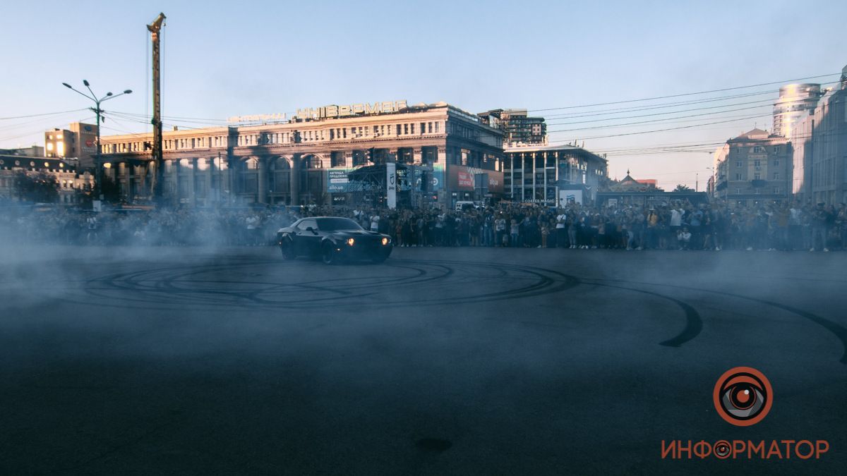 В центре Днепра гонщики устроили дрифт на тюнингованных машинах