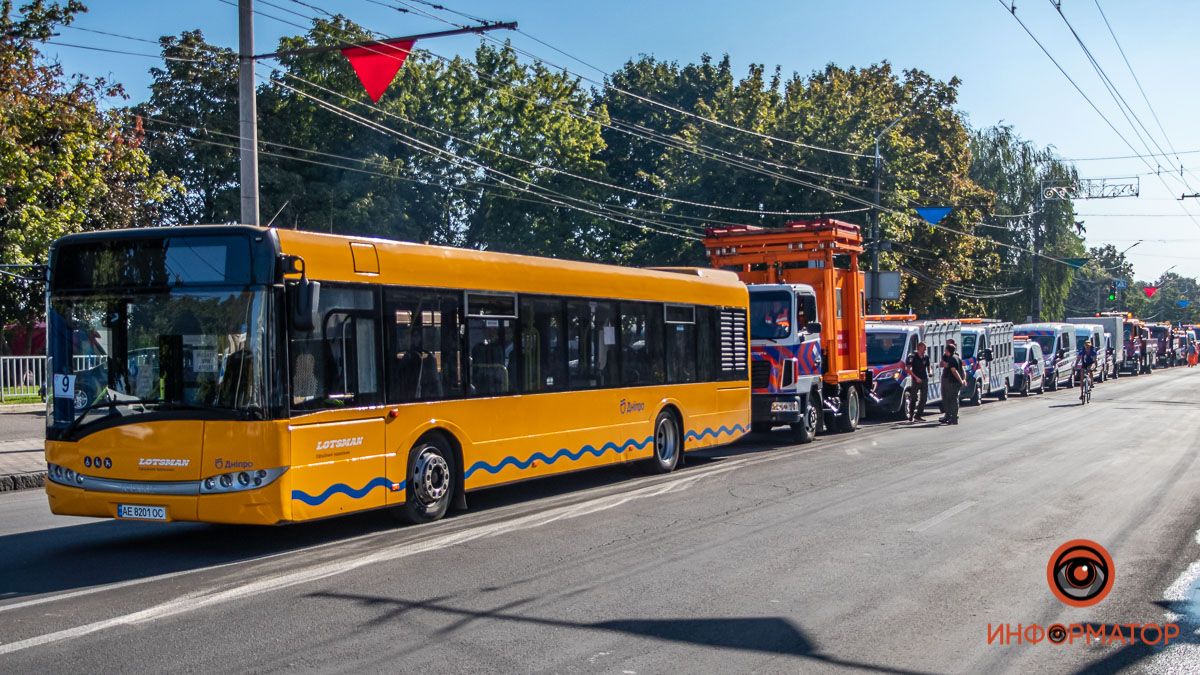 По Днепру в честь Дня города проехала колонна коммунальной техники