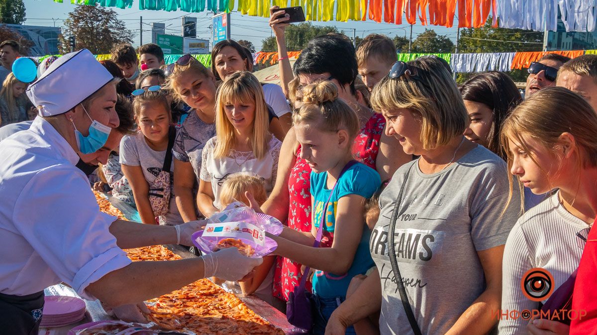 В Днепре на День города испекли самую длинную пиццу в Украине