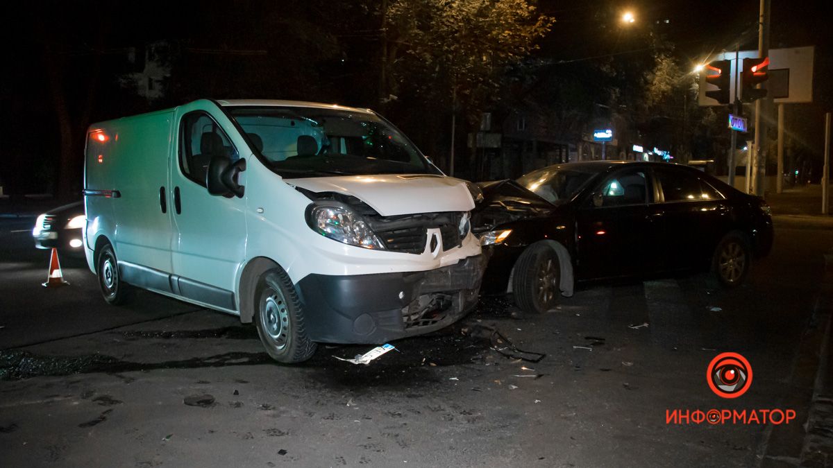 В Днепре на Уральской столкнулись Toyota и Renault: пострадал мужчина