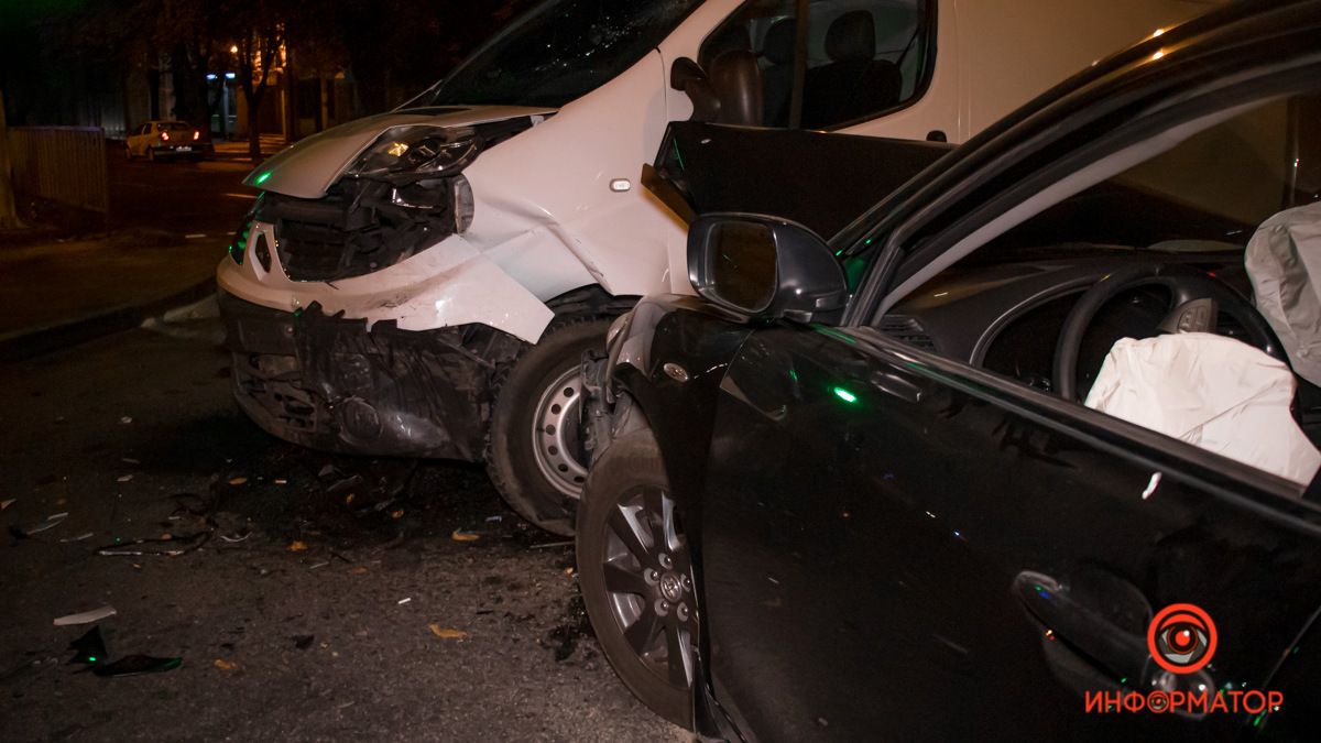В Днепре на Уральской столкнулись Toyota и Renault: видео момента