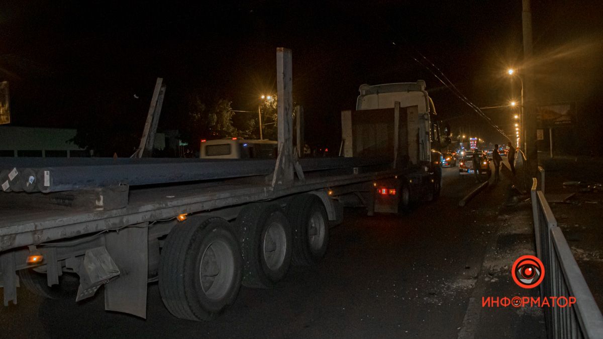 В Днепре на Запорожском шоссе из фуры на ходу выпала труба и повредила ограждение