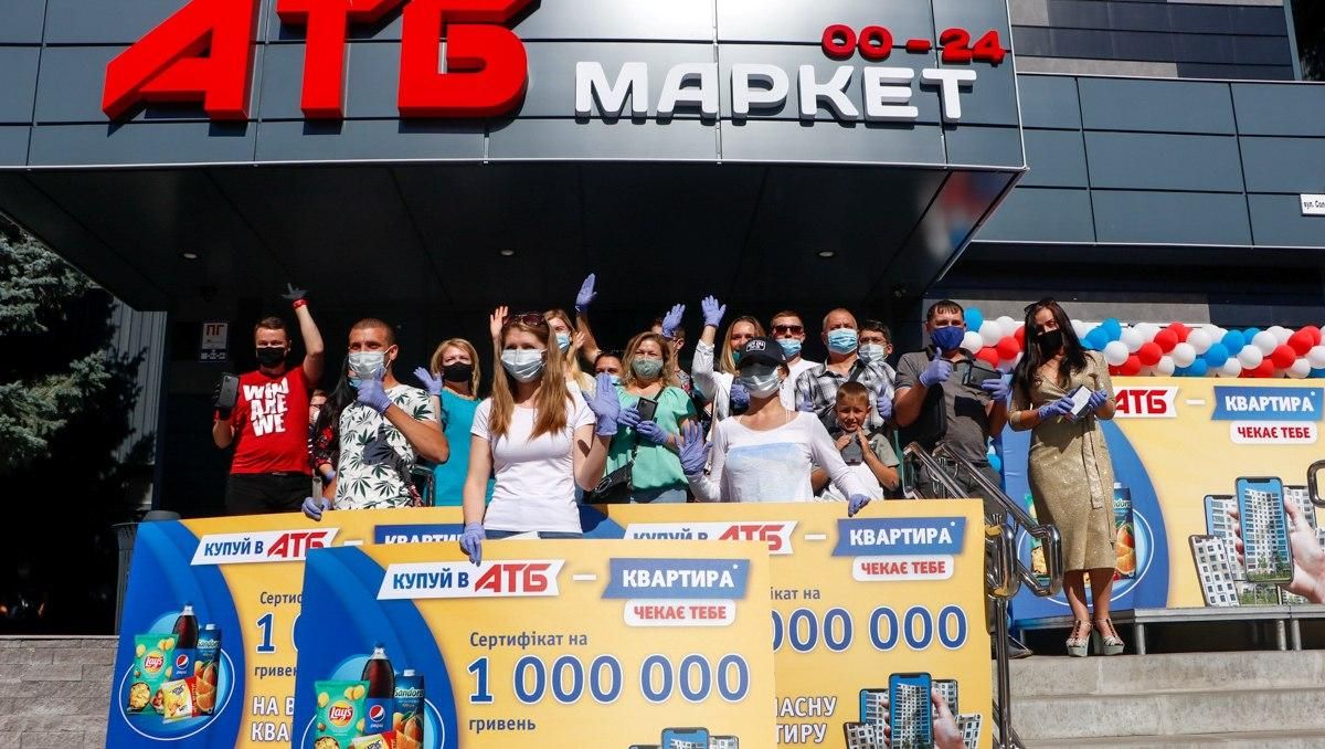 "Миллион на квартиру" от АТБ: в Киеве вручили деньги и смартфоны победителям акции