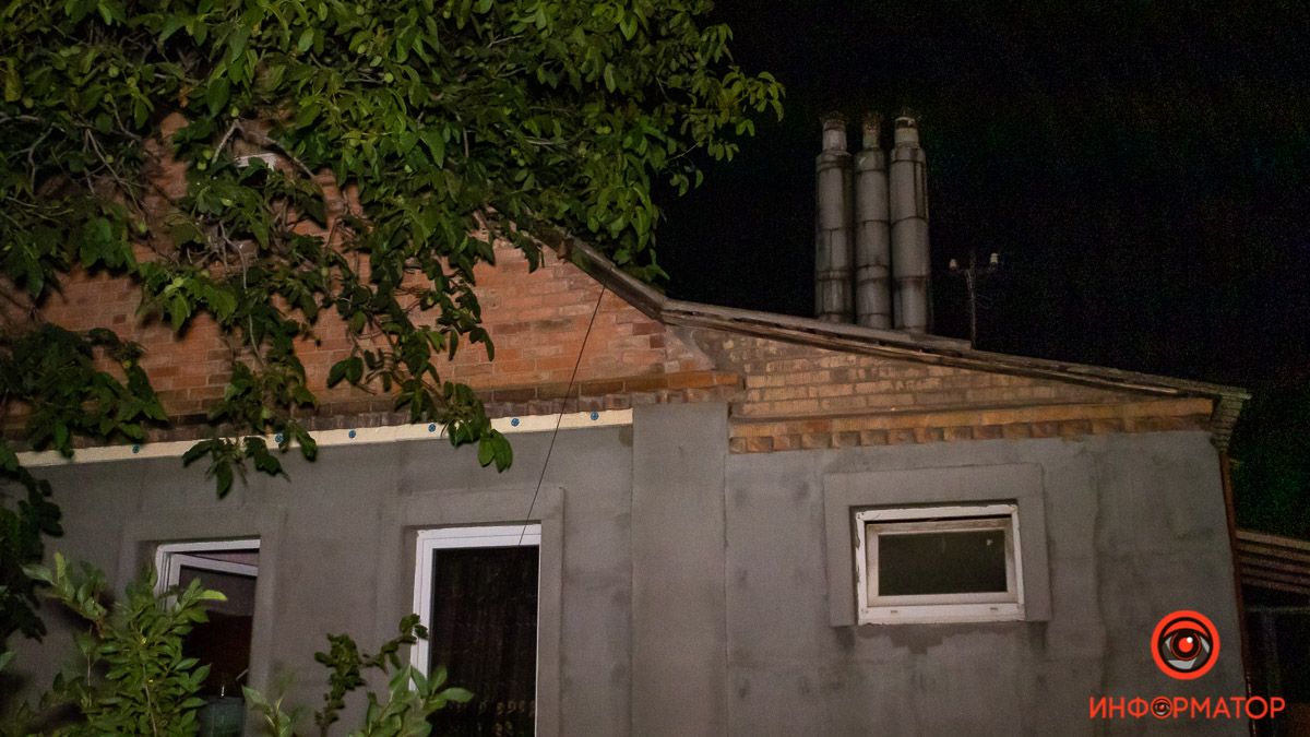 В Днепре на Старицкого горел жилой дом: мужчину увезла скорая