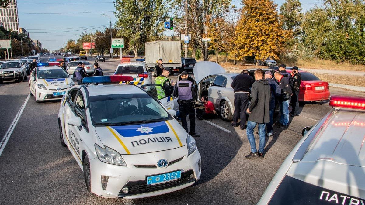 В Днепре мужчина устроил погоню с полицией, угрожал баллончиком и ударил патрульного в служебном авто