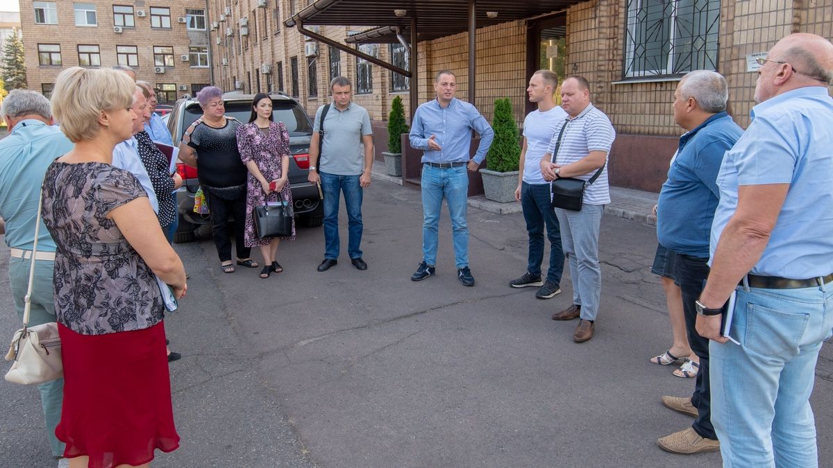 Уборка улиц и дворов, покос, ремонт дорог и благоустройство: мэр Каменского провел объезд
