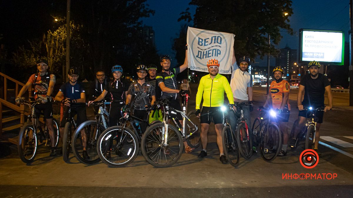 В Днепре на Победе велосипедисты провели на велодорожке образовательный флешмоб для пешеходов
